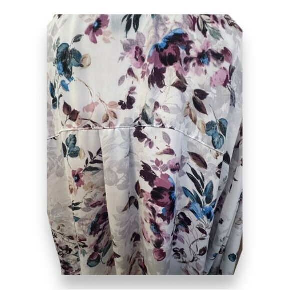 Women’s torrid 3 Cool Toned Floral White Georgette Pintuck Button-Front Blouse - Picture 11 of 16